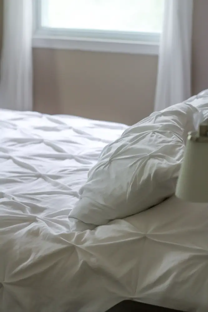 bed with white bedding.